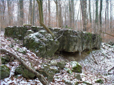 Bombenkrater und Trümmer des Brennstandes Nr. 1