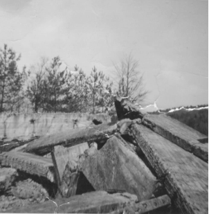 Reste der am 17.04.1948 gesprengten Werkstraße am Sauerstoffwerk
