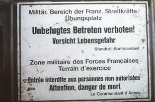 Warnschild zum „V2 Werk“ an einem Forstweg bei Raderach